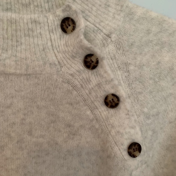 EUC J.Crew woman’s mock-neck, tunic style sweater. Oatmeal, marled color. Small. - Picture 2 of 5